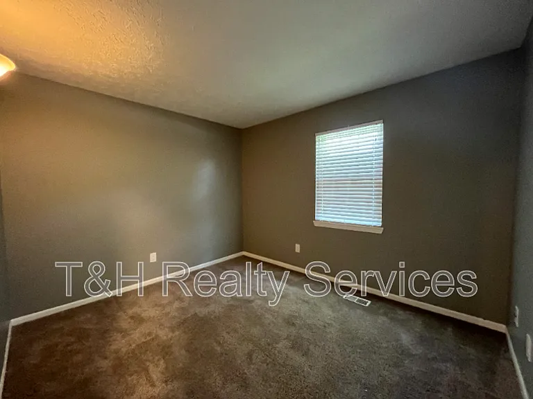 6528 Adamson Ct — Photo 11