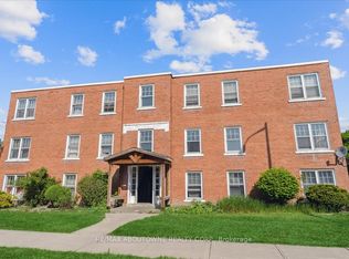 133 N Service Rd E #6, Oakville, ON L6H 1A3