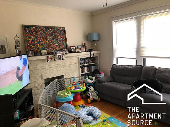 3rd image of 4951 N Oakley Ave APT 2