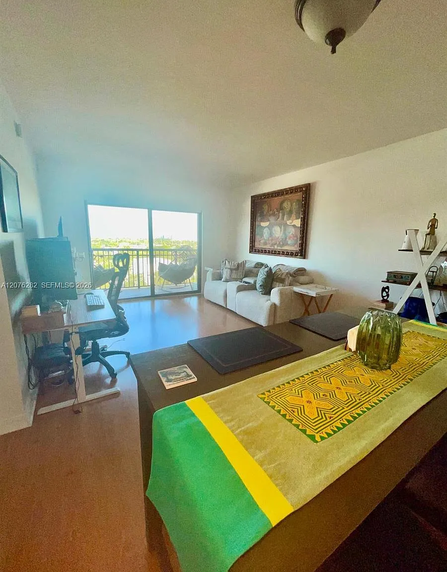 1 bed, 1.0 bath, 742 sqft, $2,100 — Photo 2
