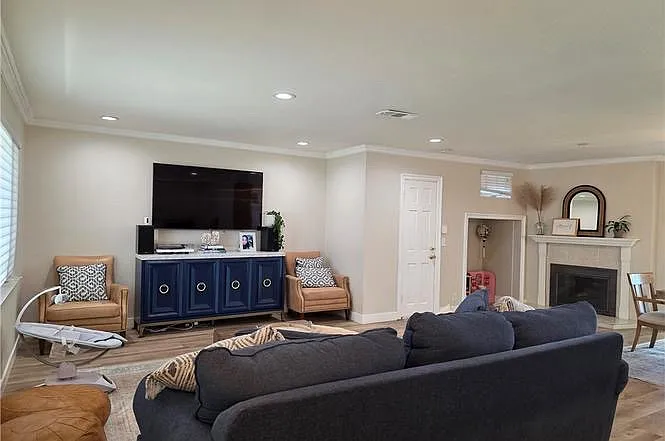 3208 W Ravenswood Dr — Photo 4