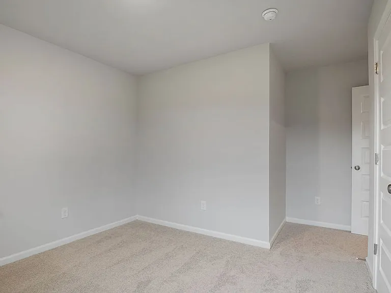 813 Ashford Dr — Photo 17