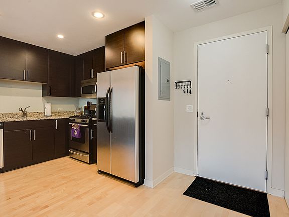 5th image of 929 Portland Ave APT 204
