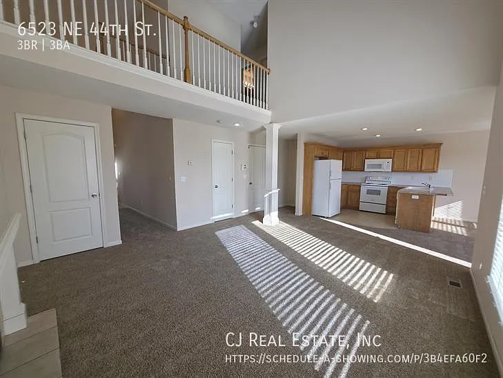 6523 NE 44th St — Photo 3