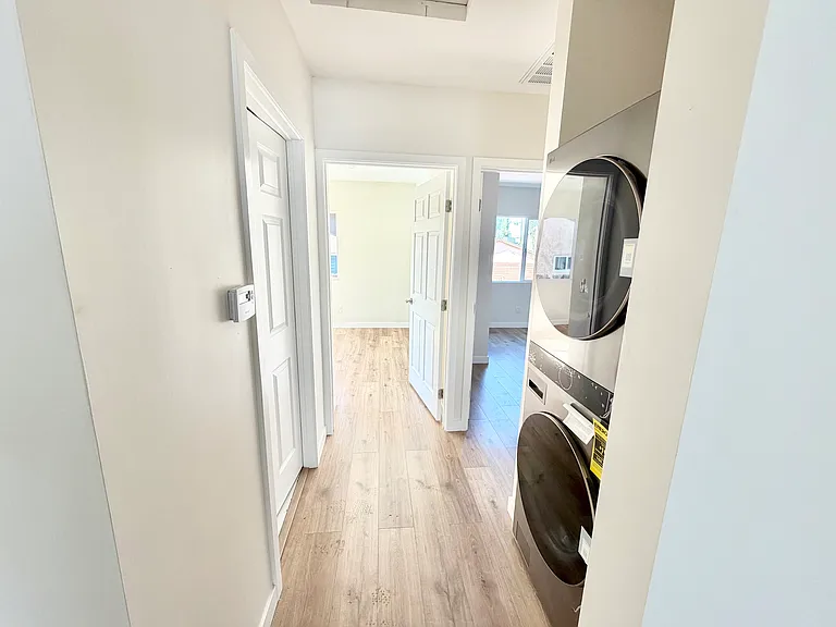 10639 Whitegate Ave — Photo 12