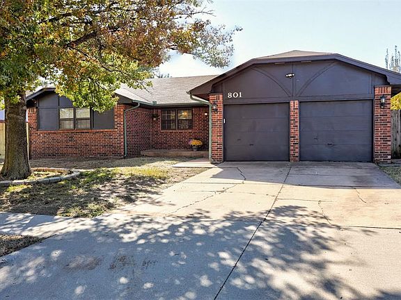 3rd image of 801 N Silver Leaf Dr