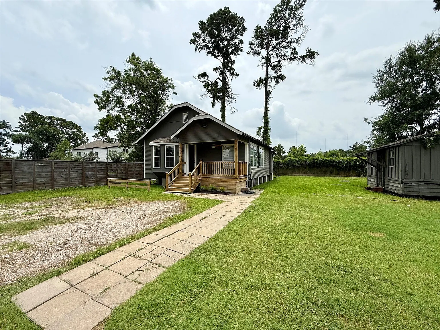 3 bed, 2.0 bath, 1110 sqft, $1,800 — Photo 2