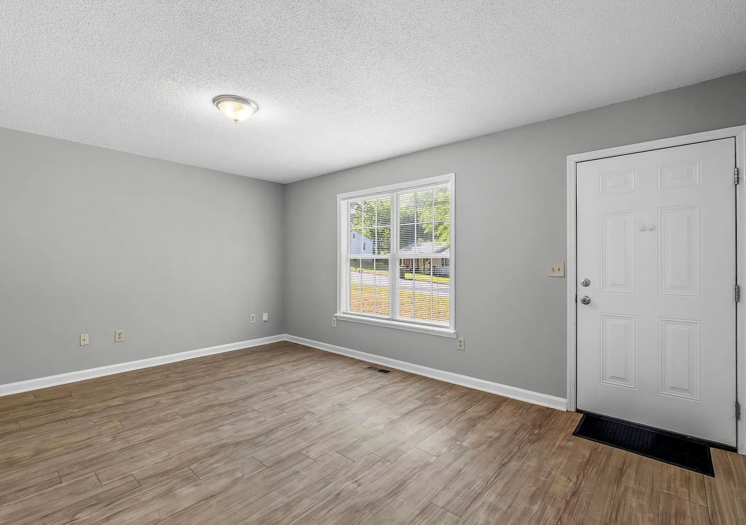 NW Home - Updated Kitchen and Bathrooms, Wood Laminate Flooring, Deck, Must See! — Photo 3