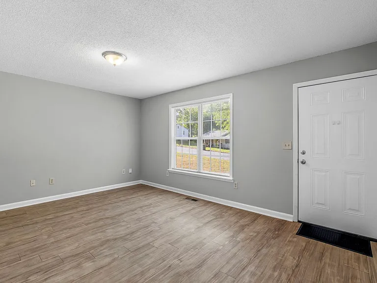1811 Cody Ave — Photo 3