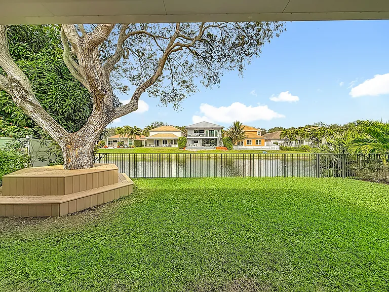 1143 Canoe Point — Photo 3