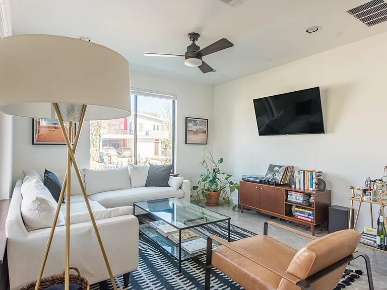 2707 Francisco St — Photo 2