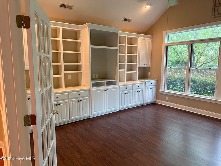 309 Village Green Dr — Photo 5