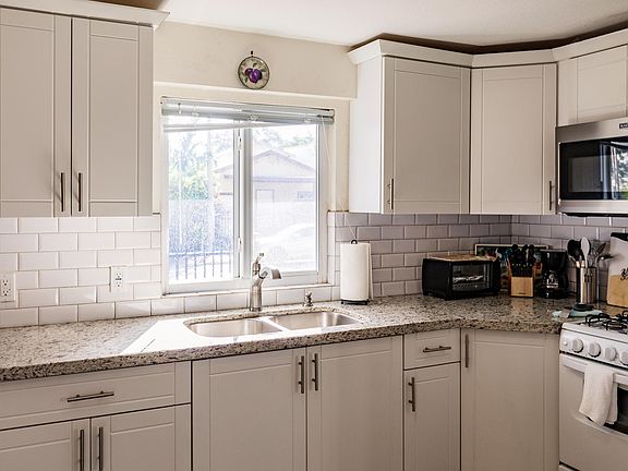 2nd image of 518 SW 15th Ave #1