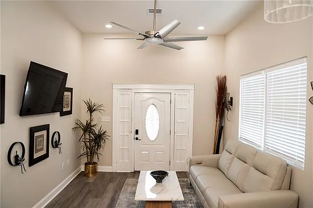 3 bed, 2.0 bath, 1100 sqft, $3,000 — Photo 4