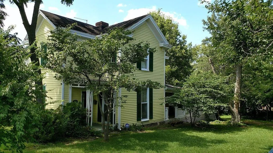 16 W Elm St photo 1