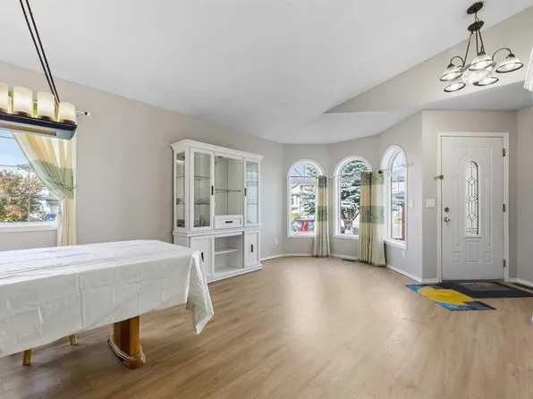 34 N Applestone Park SE, Calgary, AB T2A 7S4
