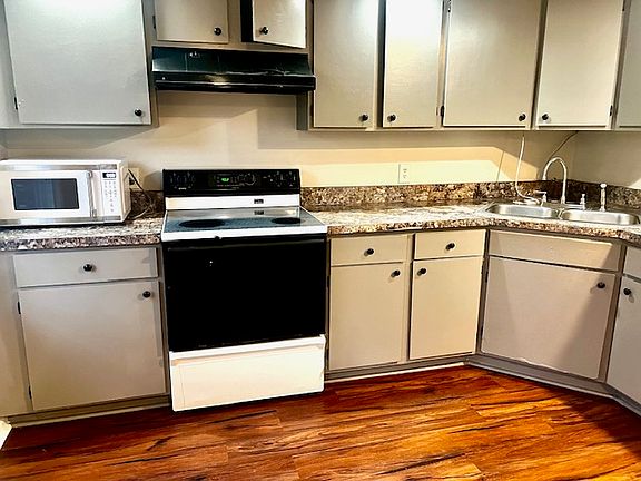 5th image of 504 Coggeshall St
