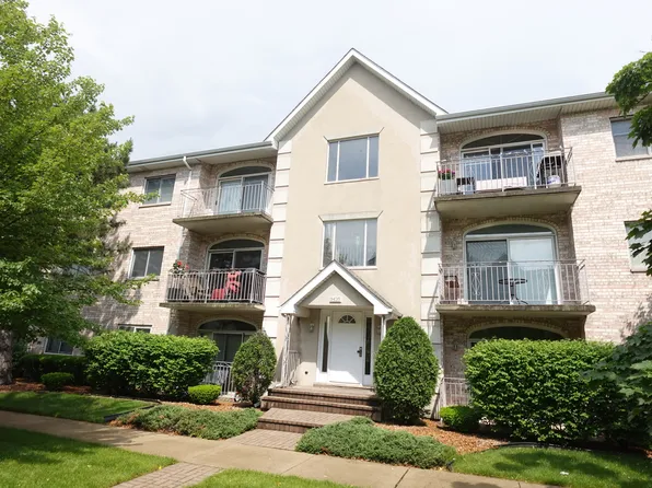 9435 S 79th Ave APT 302, Hickory Hills, IL 60457