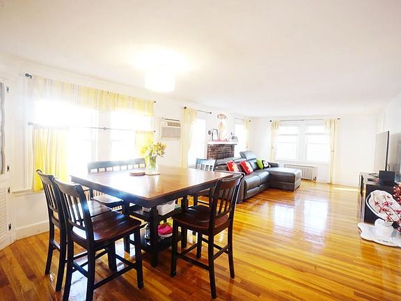 5th image of 209 Hobart St