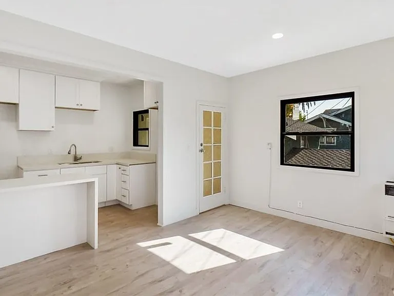 211 N Loma Ave — Photo 17