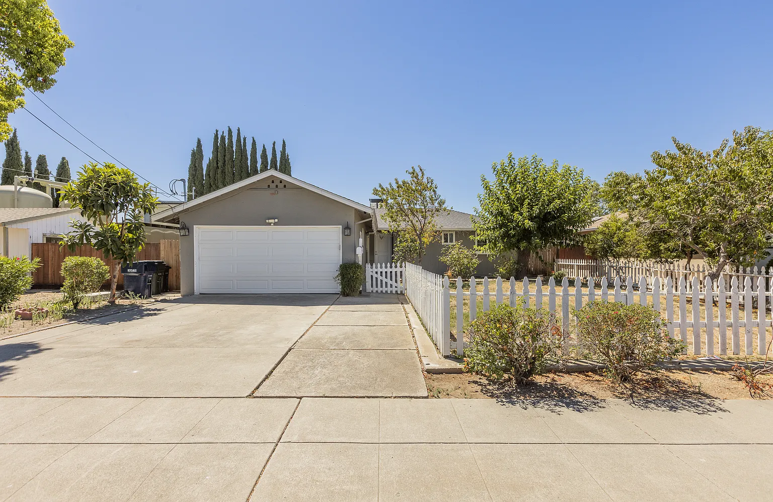 829 Olivina Ave photo 1