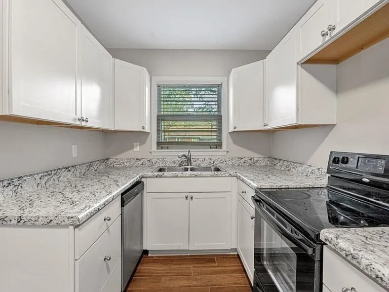 1302 Dogwood Dr — Photo 1