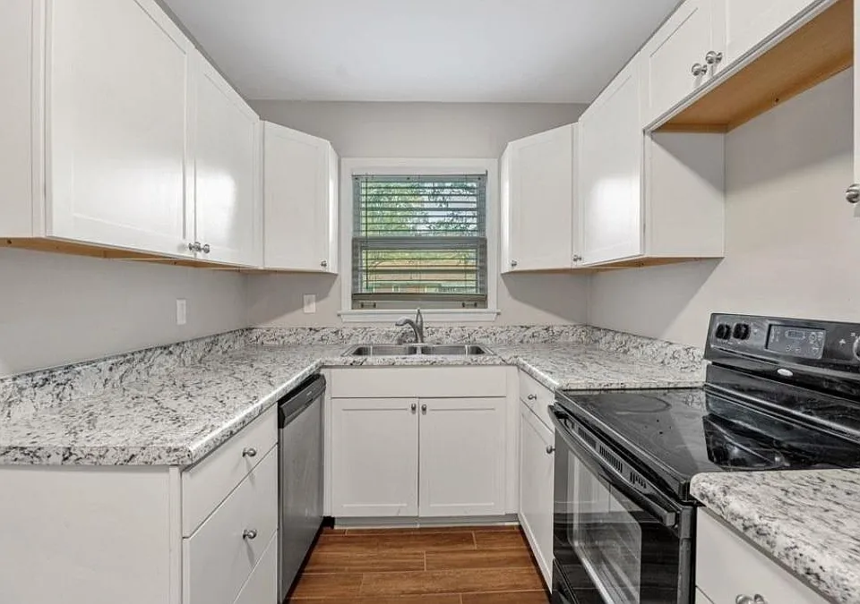 1302 Dogwood Dr