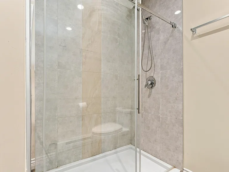 2426 Westhill Ct #LOWER — Photo 32
