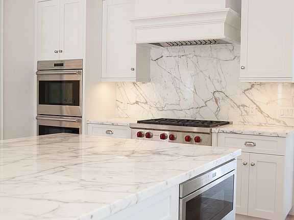 5th image of 170 Coquille Way