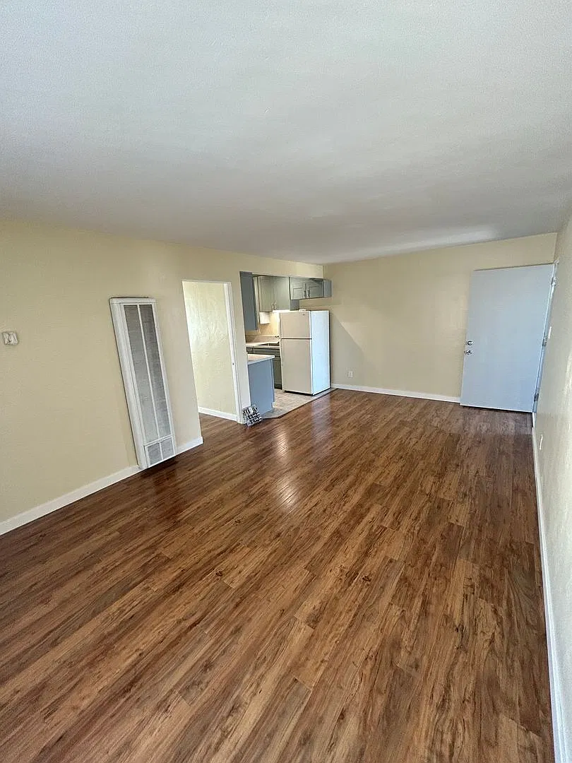 3rd AVENUE 3751 — Photo 2