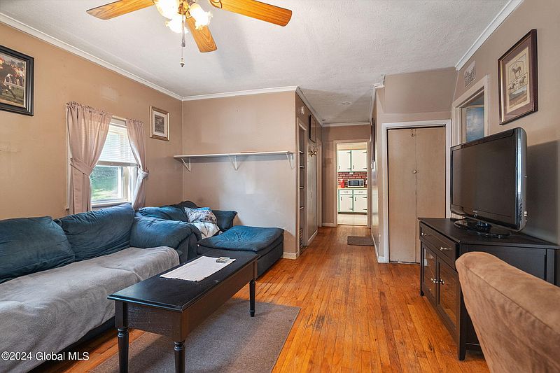 4th image of 130 Oneida Avenue