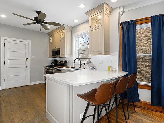 3rd image of 5008 W Sunnyside Ave #2
