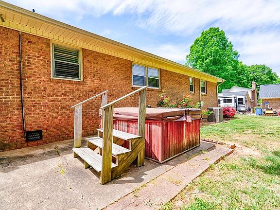 4th image of 751 Pleasantdale Dr