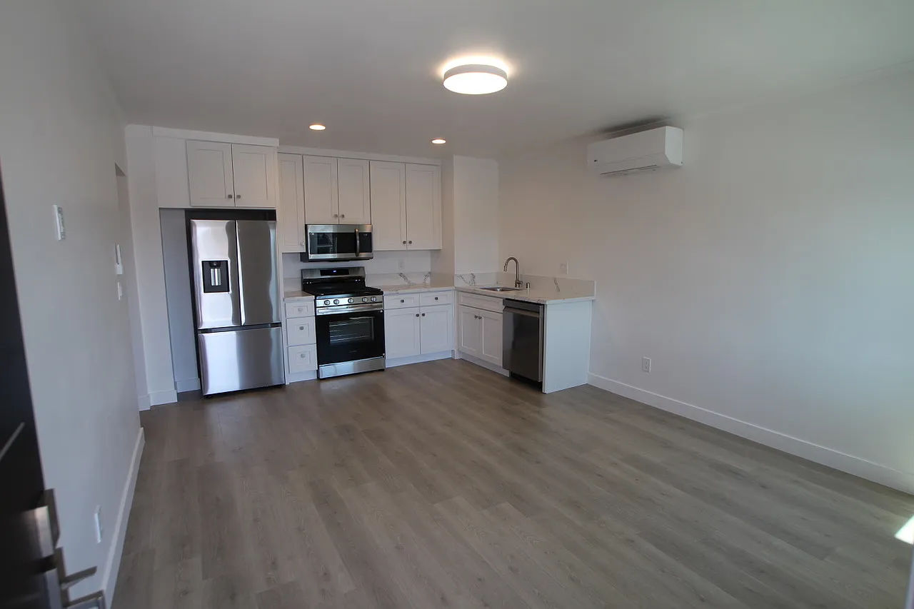 2 bed, 875 sqft, $2,375 — Photo 2