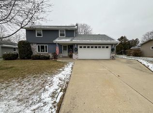 9725 S Veronica Dr, Oak Creek, WI 53154