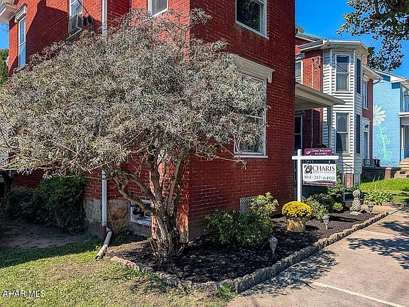 5th image of 32 N Spring St