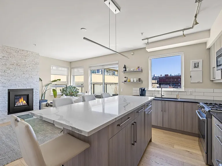 595 Pandora Ave #405 — Photo 5