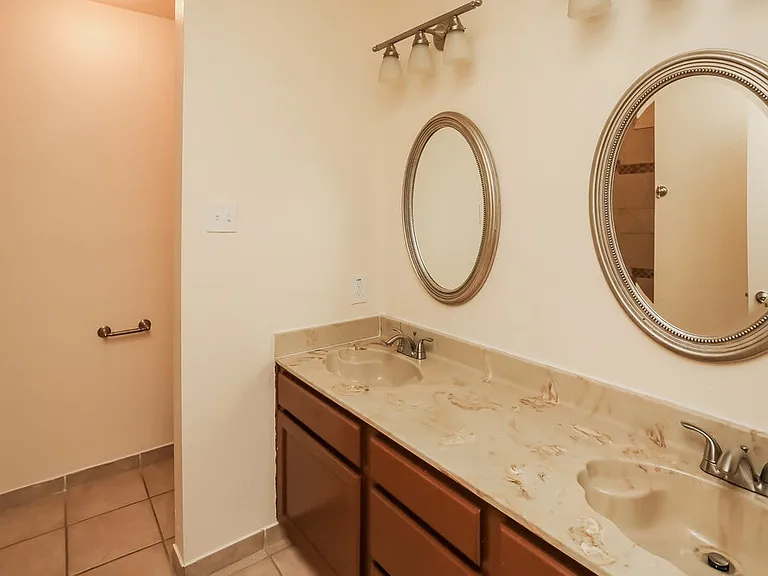 916 Richards Dr — Photo 15