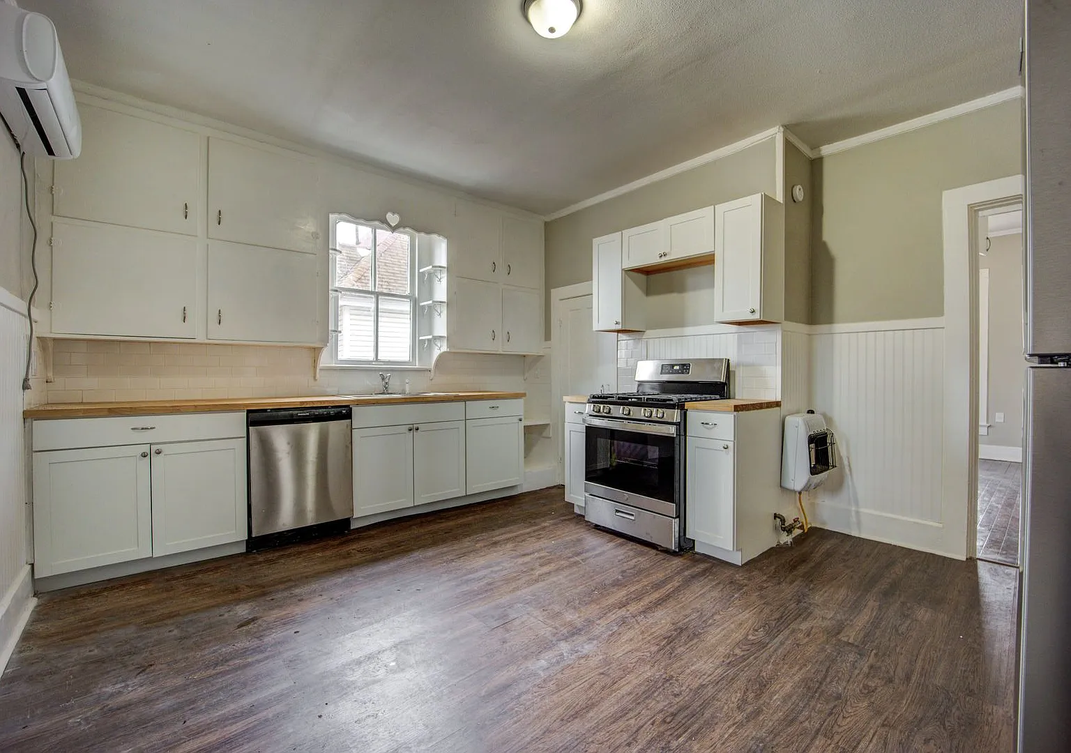 Free Month Rent! Freshly Updated 4 Bedroom House — Photo 1