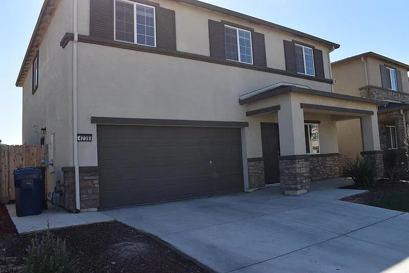 4 bed, 2.5 bath, 2244 sqft, $2,250 — Photo 3