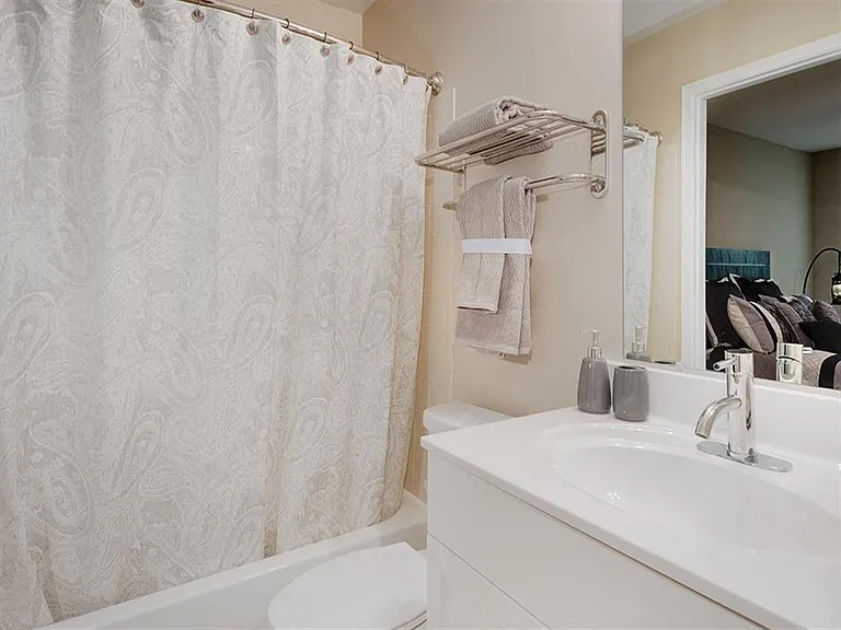 Clean, Modern Bathroom Finishes