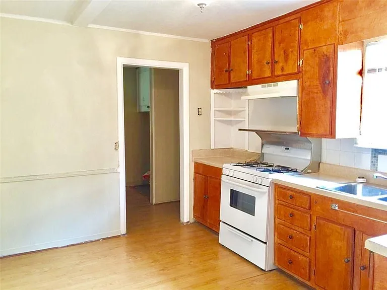 8616 Greenmound Ave — Photo 2