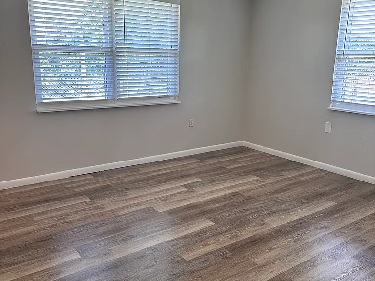 4200 E Interstate Highway 35 Frontage Rd — Photo 8