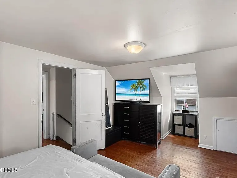 585 Bamford Ave — Photo 11