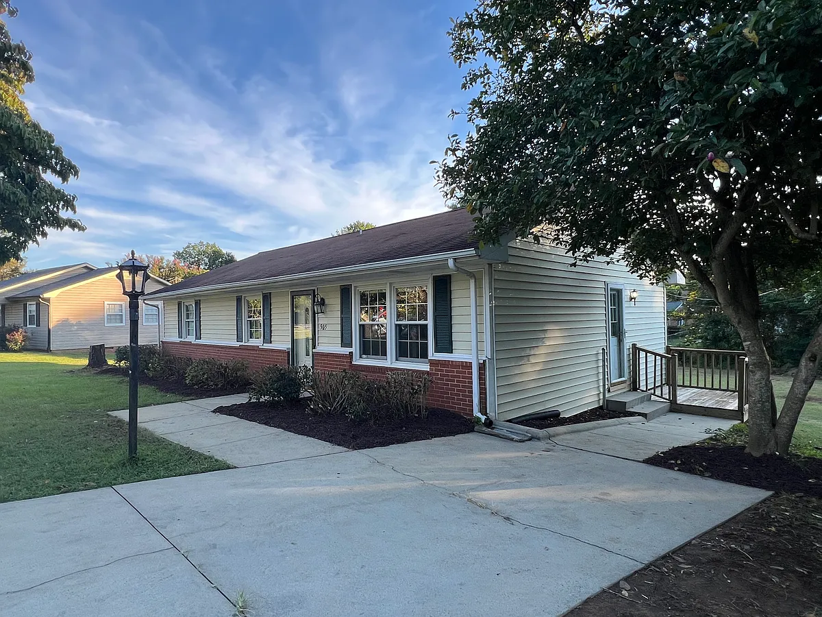 Building Photo - 905 Essex Dr