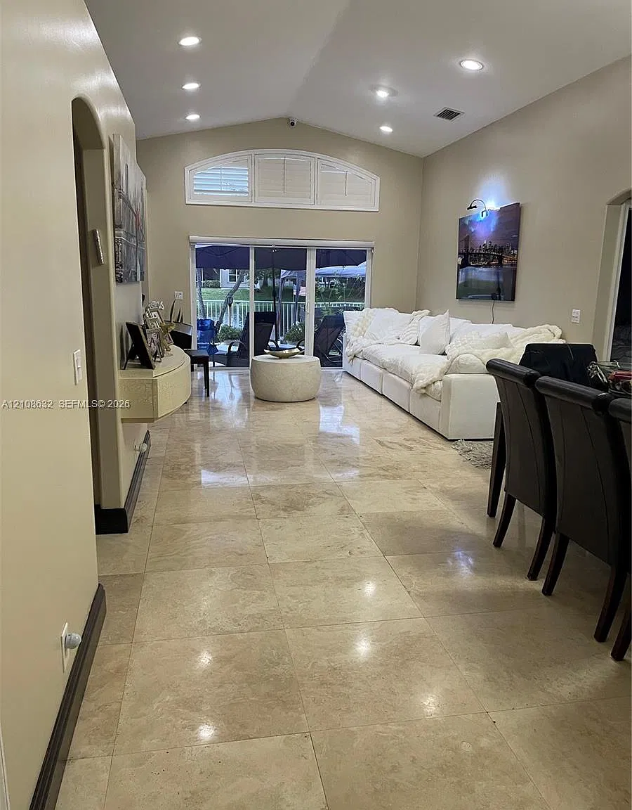 Banyan Oakridge Plat — Photo 1