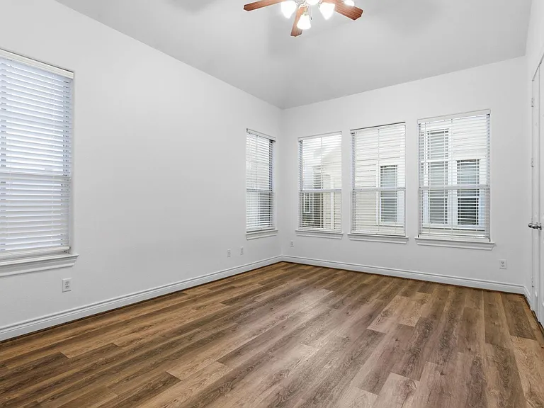 1303 Sherwood Point Ln — Photo 27