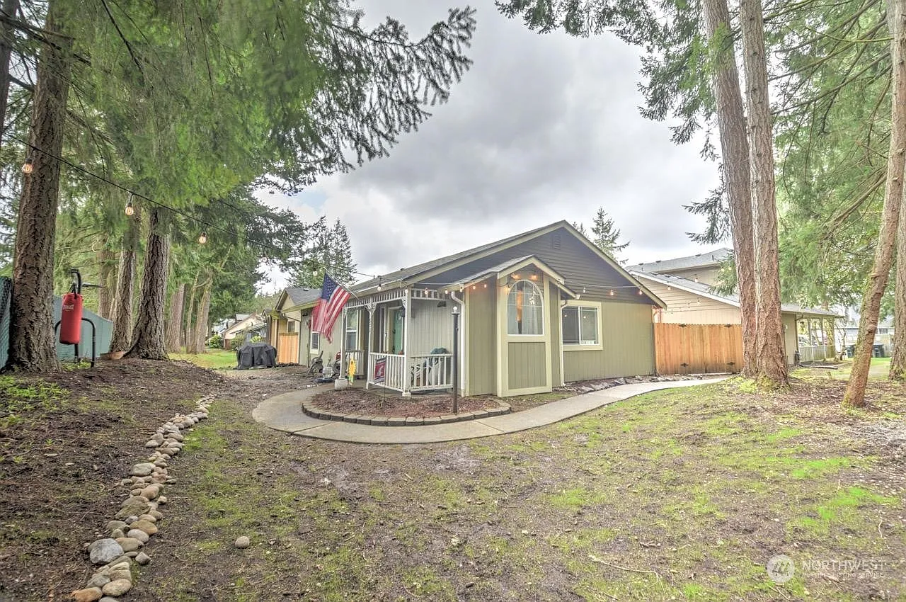 575 Malibu Drive SE photo 1
