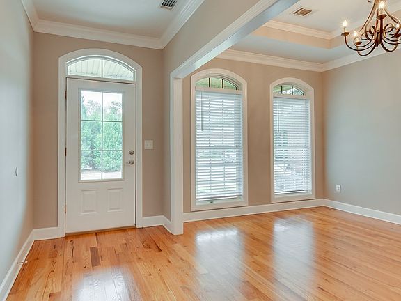 3rd image of 253 Loudoun Dr