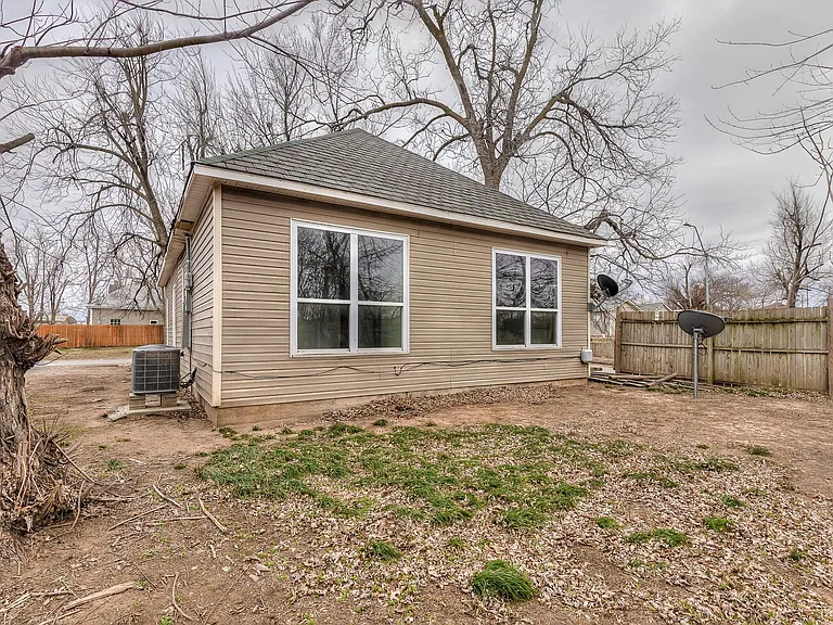 118 S Miles Ave — Photo 16